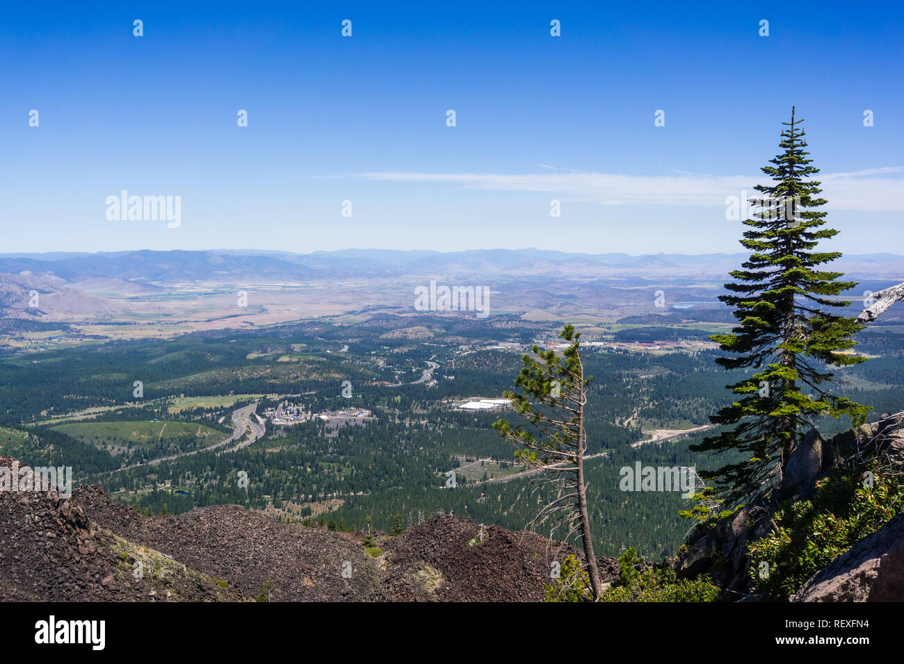 Belle vue sur la vallée au nord du Mont Shasta ; I5 interstate en passant par les petites collectivités ; le comté de Siskiyou, le nord de la Californie Banque D'Images