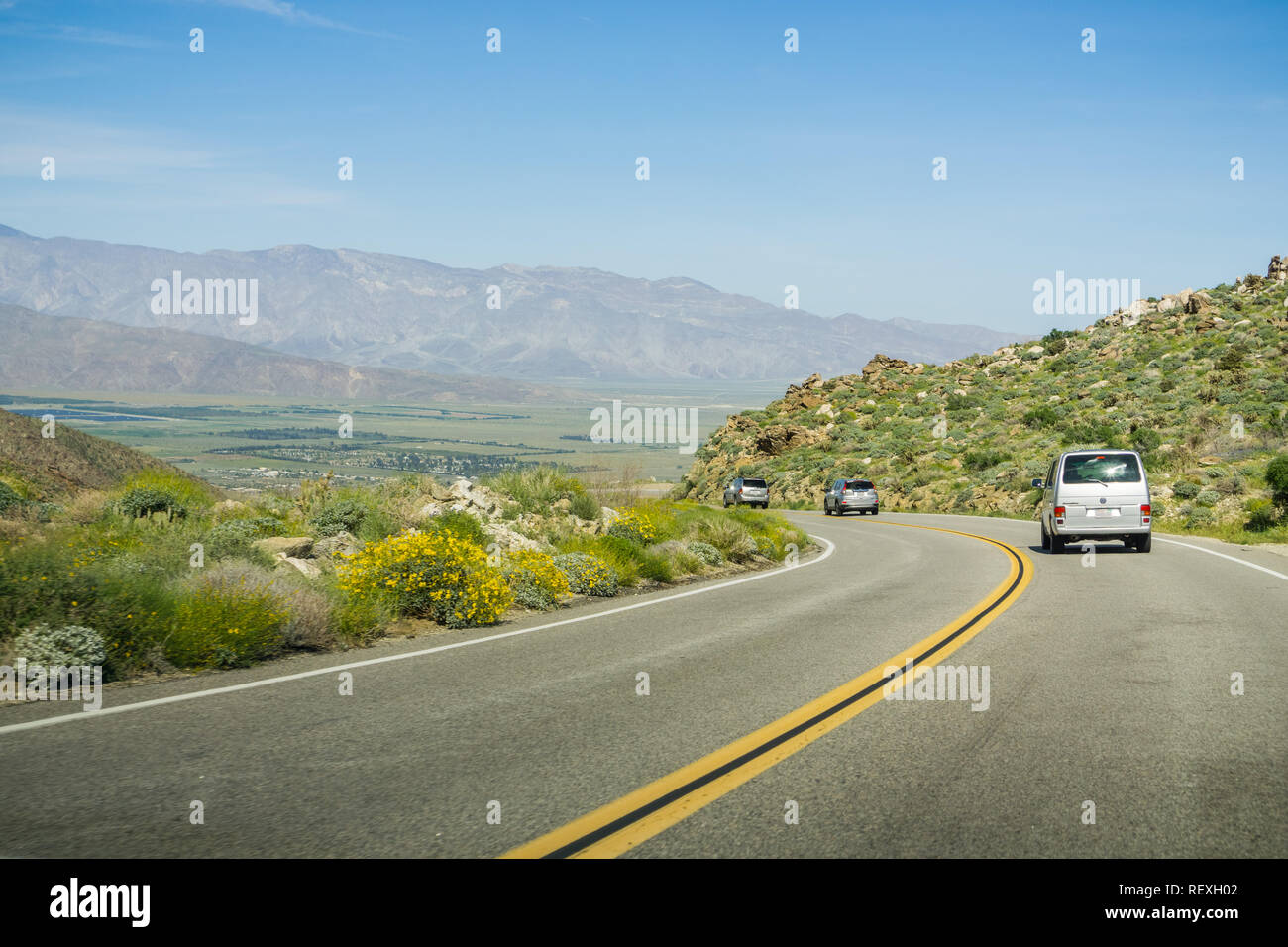 16 mars 2017 - Los Angeles/CA/USA - La conduite sur les autoroutes de Los Angeles County à travers les montagnes Banque D'Images