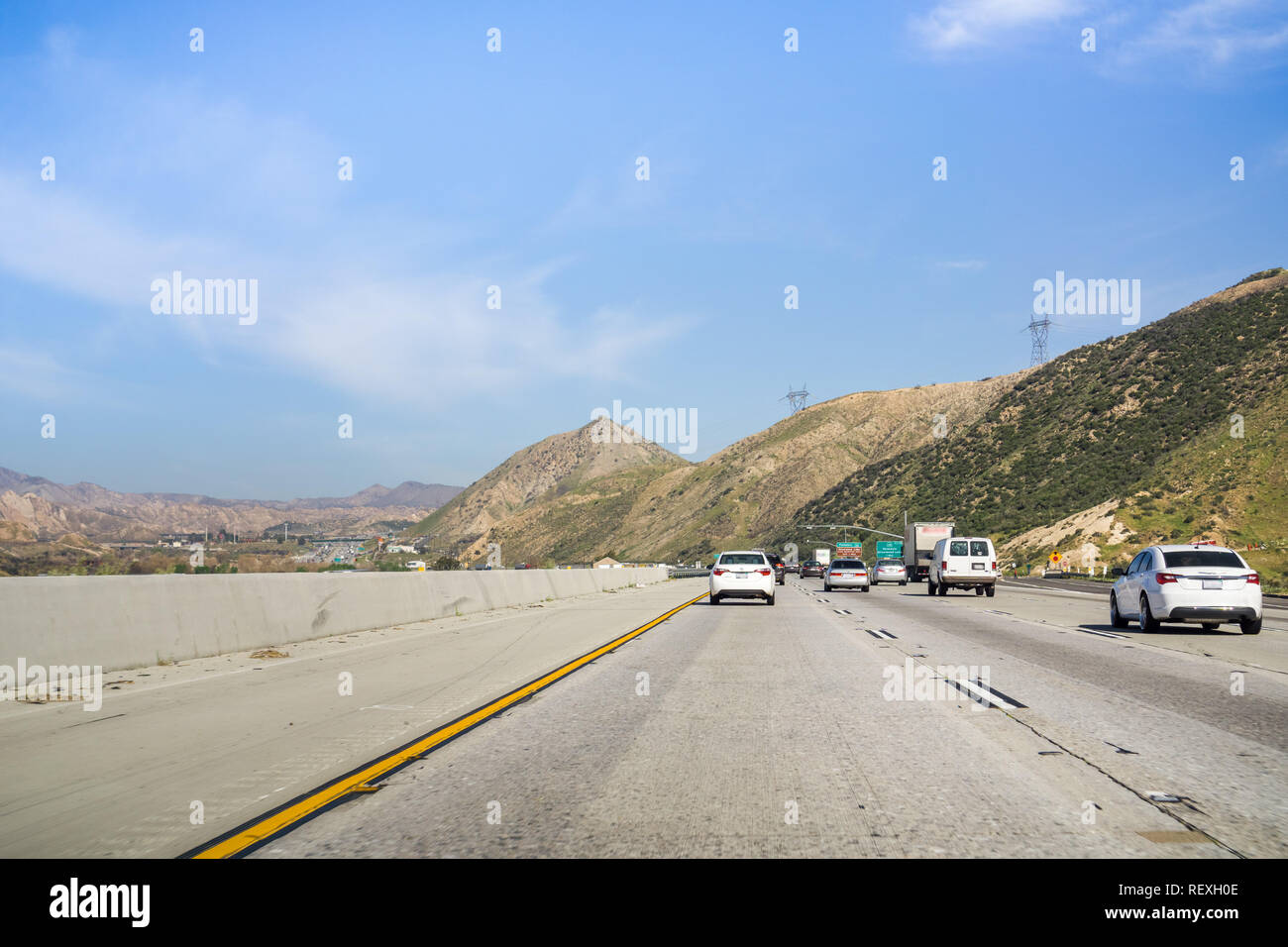16 mars 2017 - Los Angeles/CA/USA - La conduite sur les autoroutes de Los Angeles County à travers les montagnes Banque D'Images