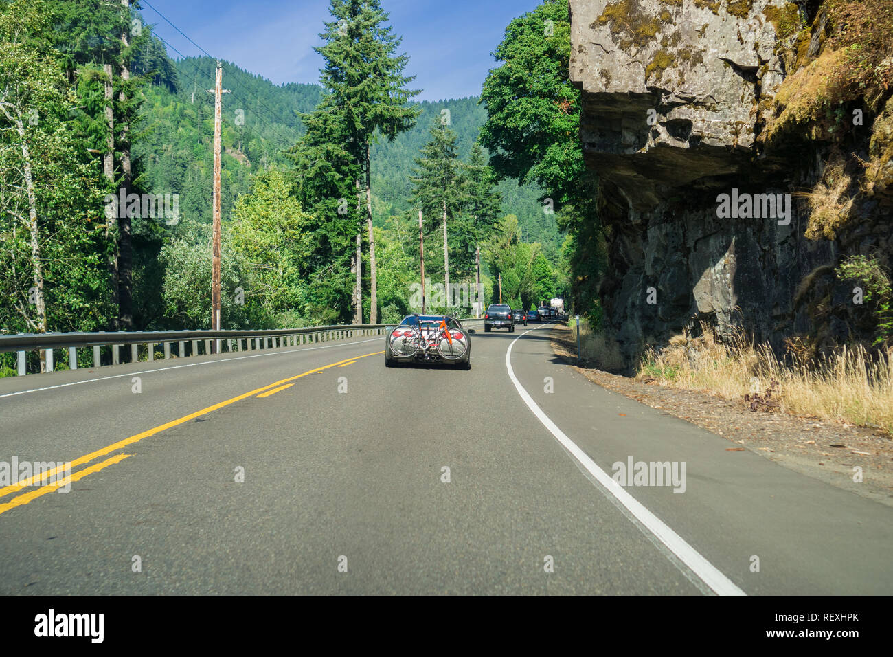 20 août 2017 Scottsburg/OU/USA - Conduite sur les canyons et créé par la vallée de la rivière Umpqua Banque D'Images