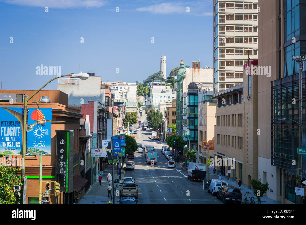5 Septembre, 2017 San Francisco/USA - Street dans le centre-ville de San Francisco qui sépare le quartier chinois du quartier financier ; Telegraph Hill et la Coit Tower Banque D'Images