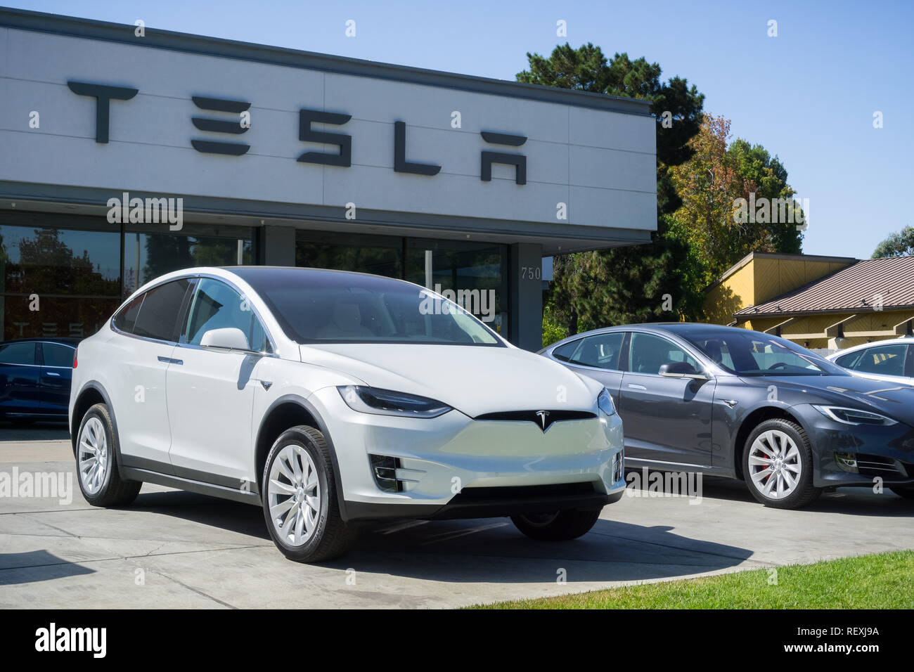 3 octobre 2017 Sunnyvale/CA/USA - voitures Tesla affiche devant un magasin d'exposition situé dans la baie de San Francisco Banque D'Images