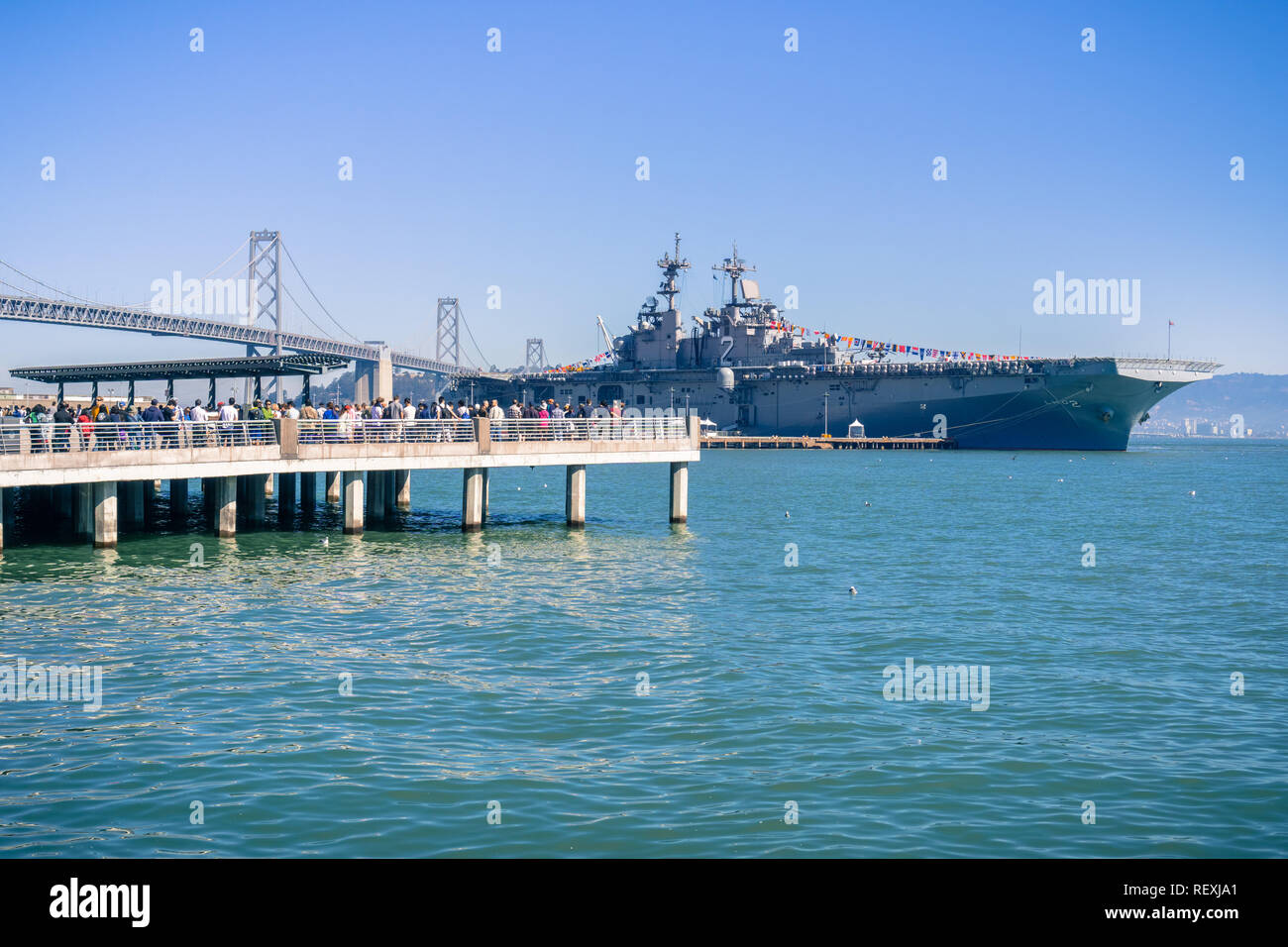 7 octobre 2017 San Francisco/CA/USA - navire ancré dans l'un des piliers de la ville pendant la semaine de la flotte ; personnes debout en ligne pour une visite gratuite Banque D'Images