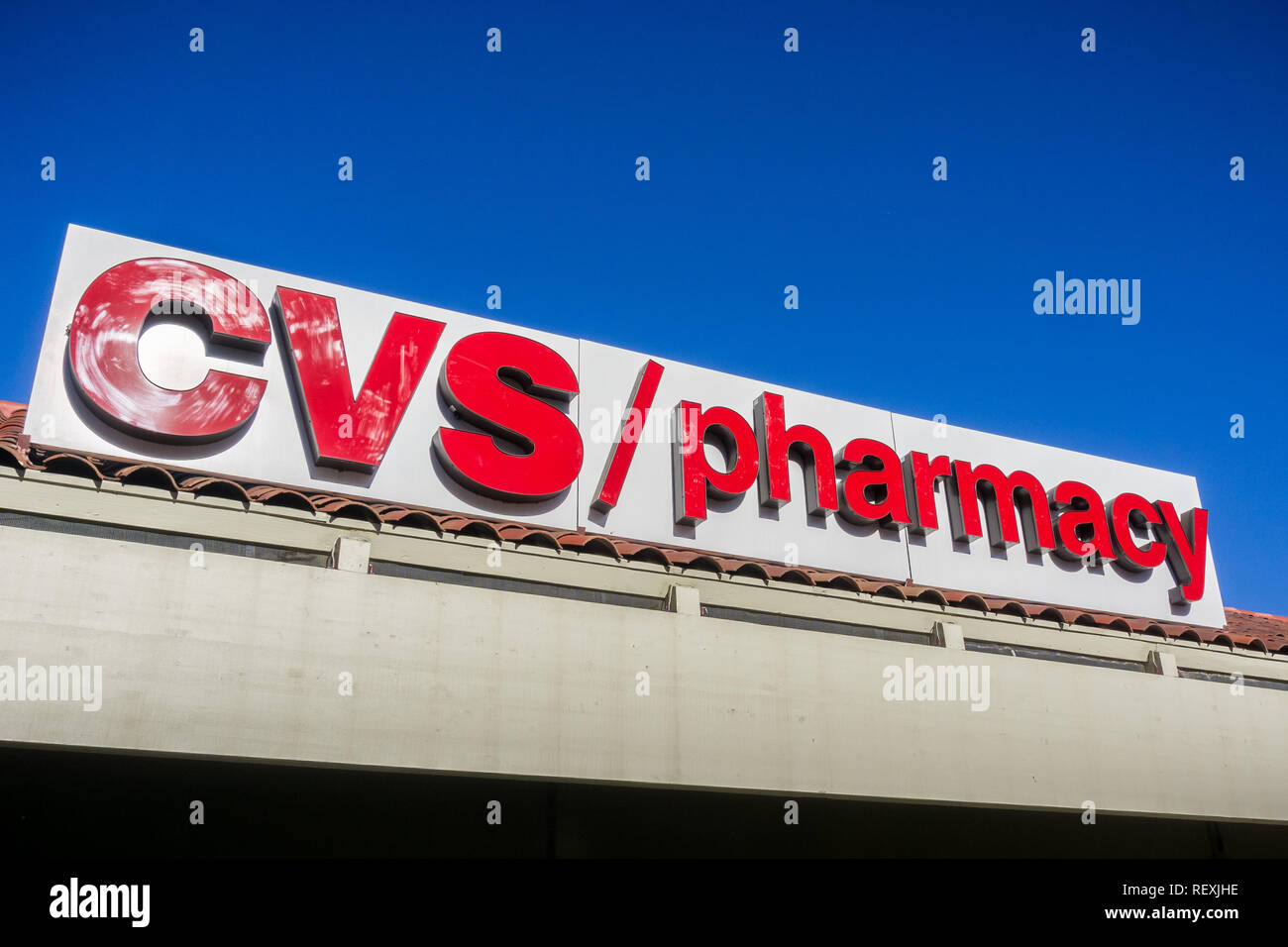 4 décembre 2017 Sunnyvale/CA/USA - CURRICULUM / logo pharmacie au-dessus de l'entrée à l'un de leurs emplacements dans la baie de San Francisco Banque D'Images