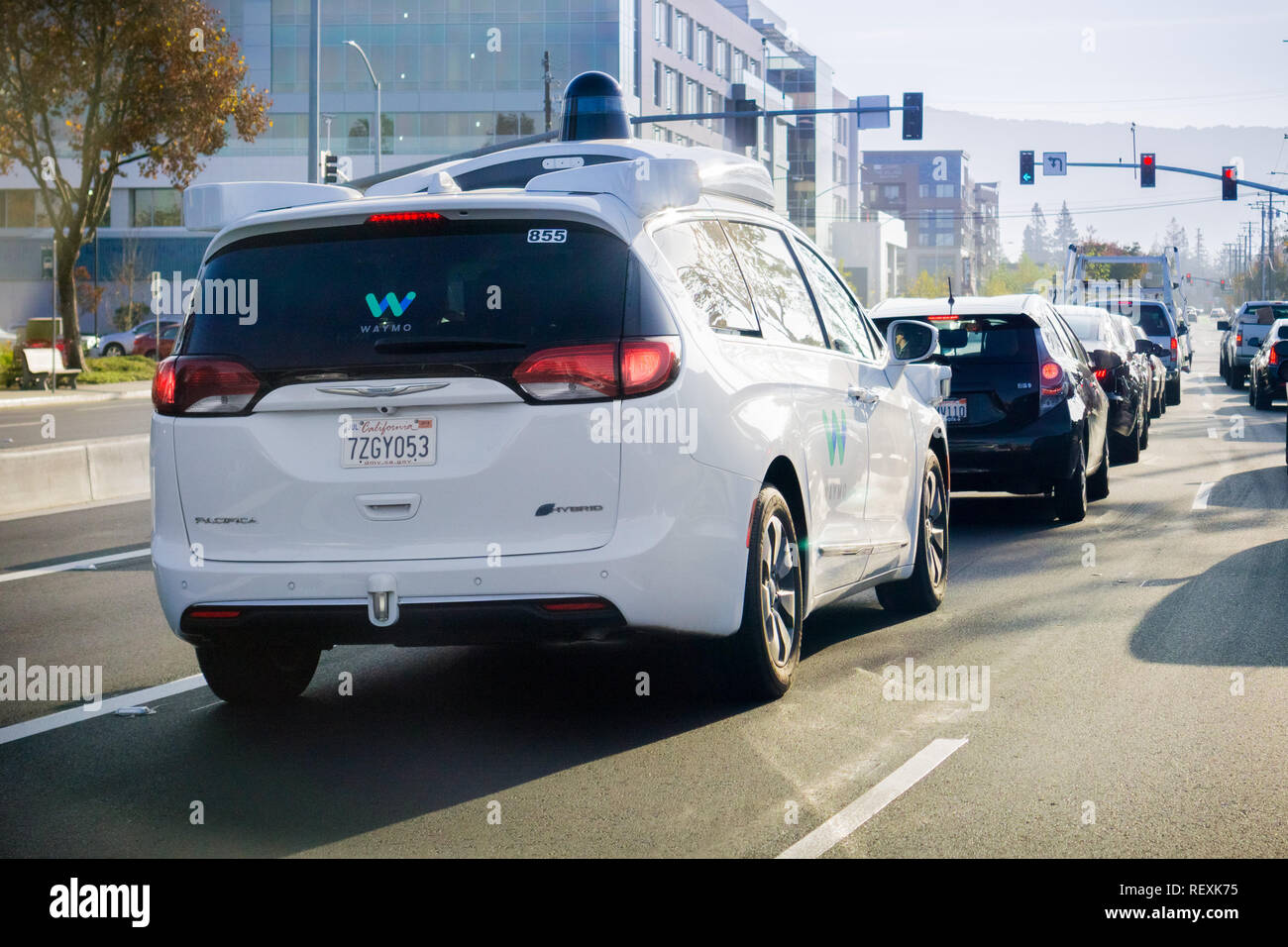 9 décembre 2017 sur la montagne / CA / USA - Waymo conduite auto voiture s'est arrêtée à un feu de circulation, Silicon Valley, San Francisco bay Banque D'Images