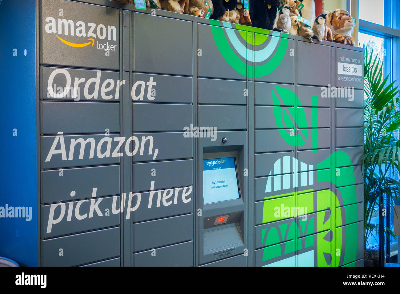 Décembre 13, 2017 Los Altos / CA / USA - Amazon locker situé à l'intérieur des aliments entiers dans la baie de San Francisco Banque D'Images