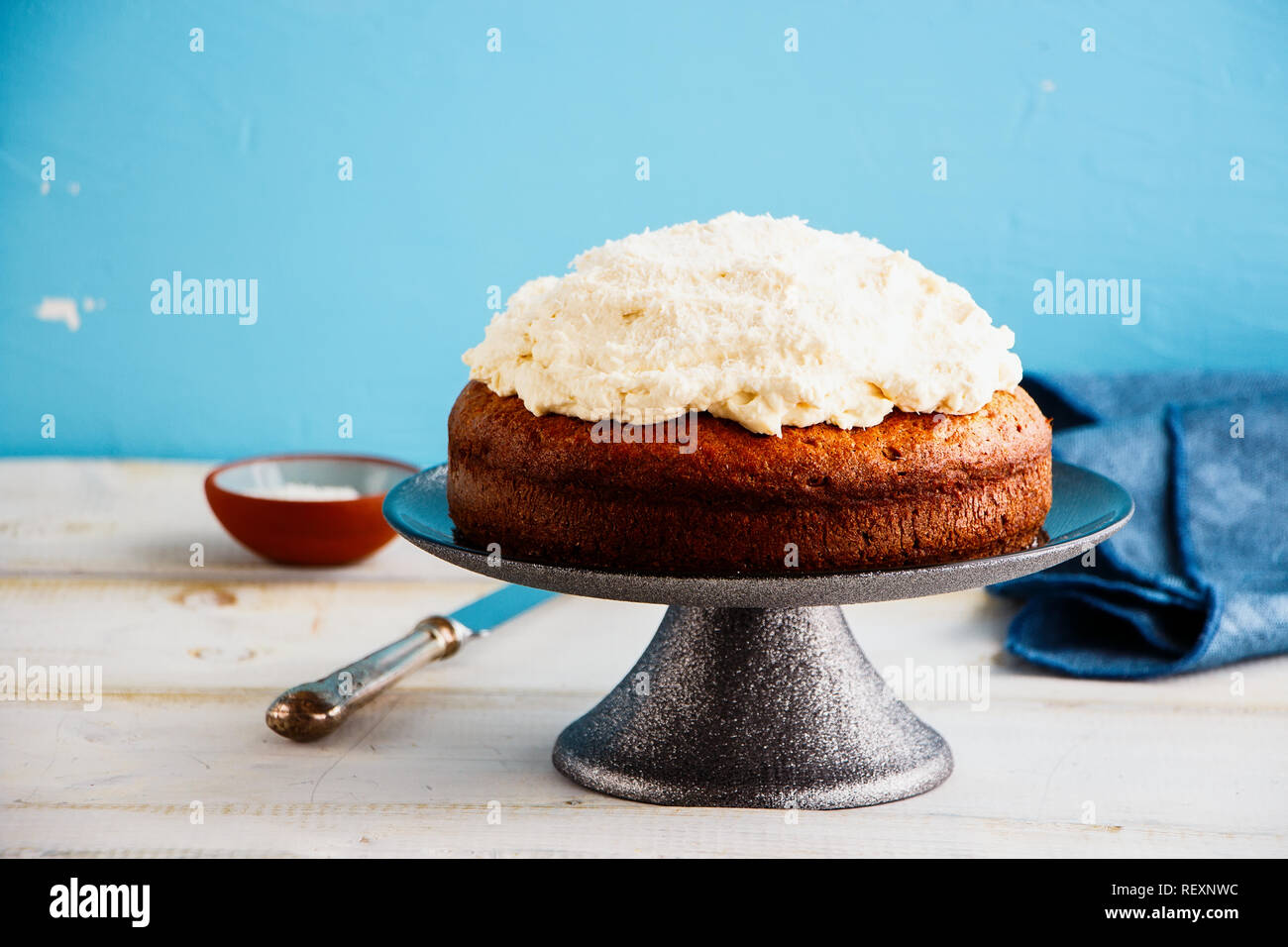 Lait Trois Gateau Avec Creme Au Mascarpone Et Noix De Coco Sur Fond Bleu Photo Stock Alamy