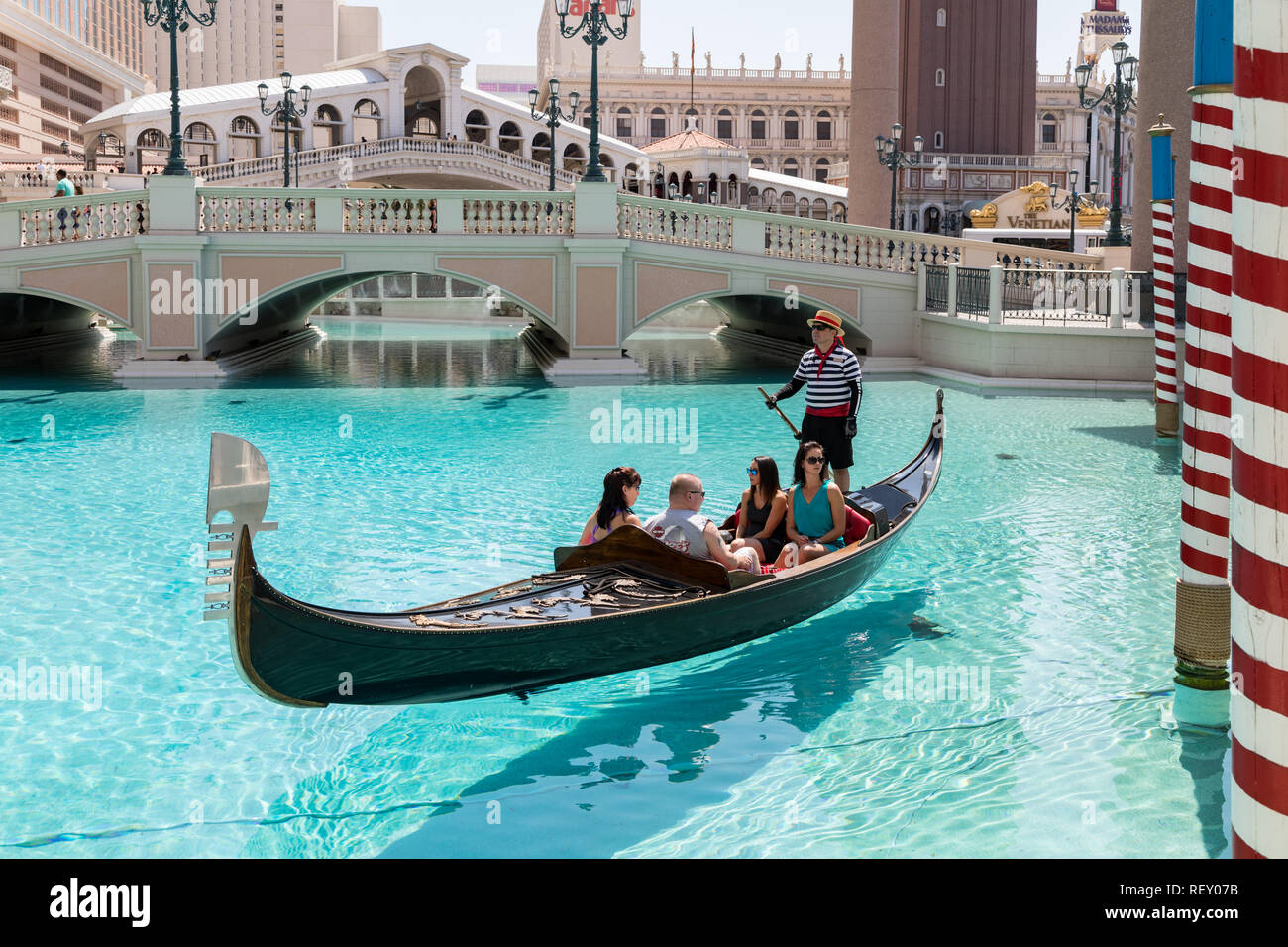 Las Vegas, Nevada, USA - 1 septembre 2017 : les touristes appréciant ride en gondole à Grand Canal au Venetian Resort Hotel and Casino. Ce luxueux sex Banque D'Images
