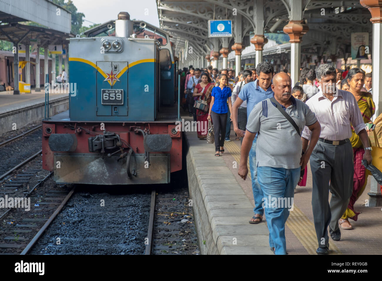 La gare de Kandy, Sri Lanka, . Grand groupe de banlieusards sortent de cours pendant l'heure de pointe du matin Banque D'Images