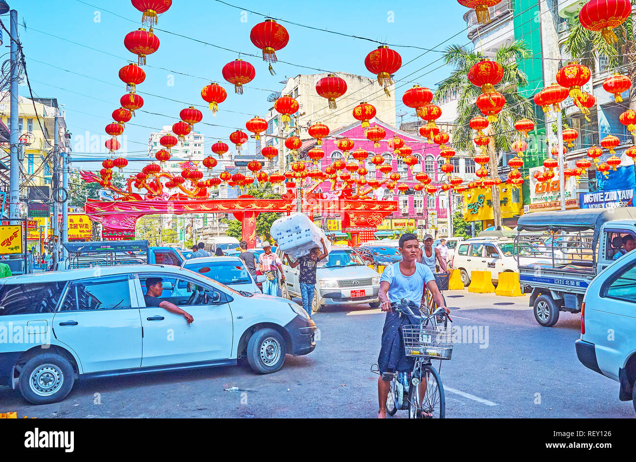 YANGON, MYANMAR - février 17, 2018 : Maha Bandula Road est l'avenue centrale de Chinatown, il est extrêmement occupé et encombré avant et pendant le chinois Banque D'Images