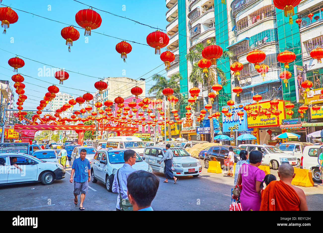 YANGON, MYANMAR - février 17, 2018 : se sentir maison de buzz et d'histoires dans Maha Bandula Road de Chinatown (Tayoke Tan) sur Célébration du Nouvel An chinois, le févr. Banque D'Images