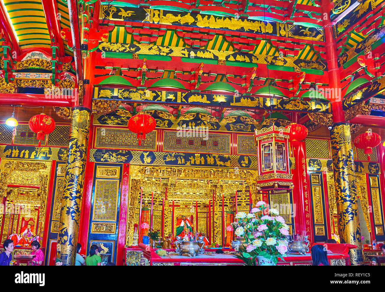 YANGON, MYANMAR - février 17, 2018 : Intérieur de Kheng Hock Keong (Qingfu) Temple avec des motifs chinois traditionnels et des sculptures en bois, en février Banque D'Images