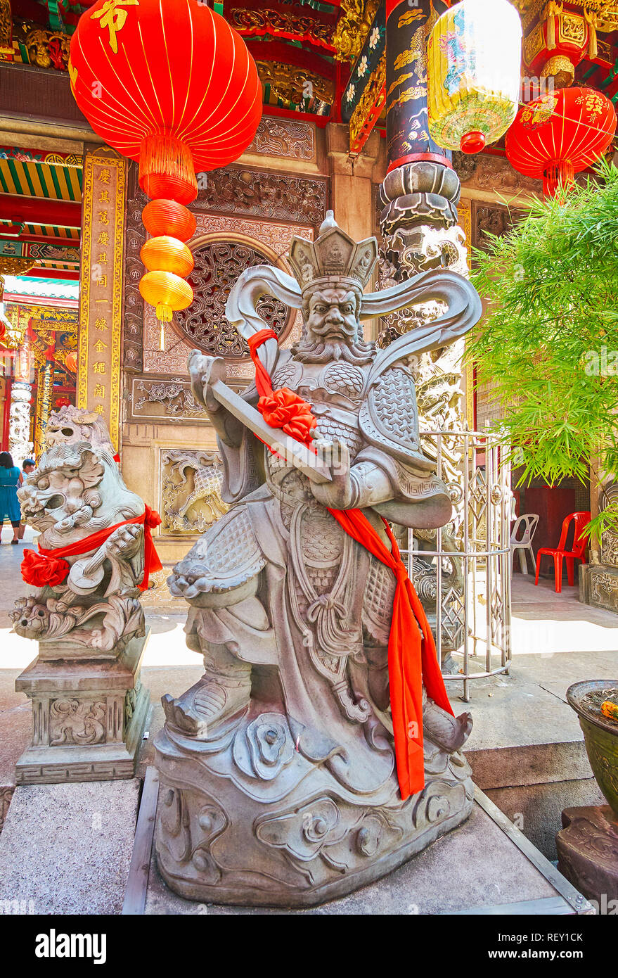 YANGON, MYANMAR - 17 février 2018 : statue du roi Virudhaka menaçante avec épée à Kheng Hock Keong (Qingfu) Temple, c'est l'un des quatre rois célestes Banque D'Images