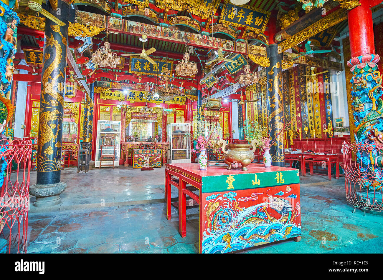 YANGON, MYANMAR - février 17, 2018 : La salle de prière de l'ancien Temple de Long Shan Tang Clan avec de riches décorations sculptées et peintes, le 17 février dans Banque D'Images