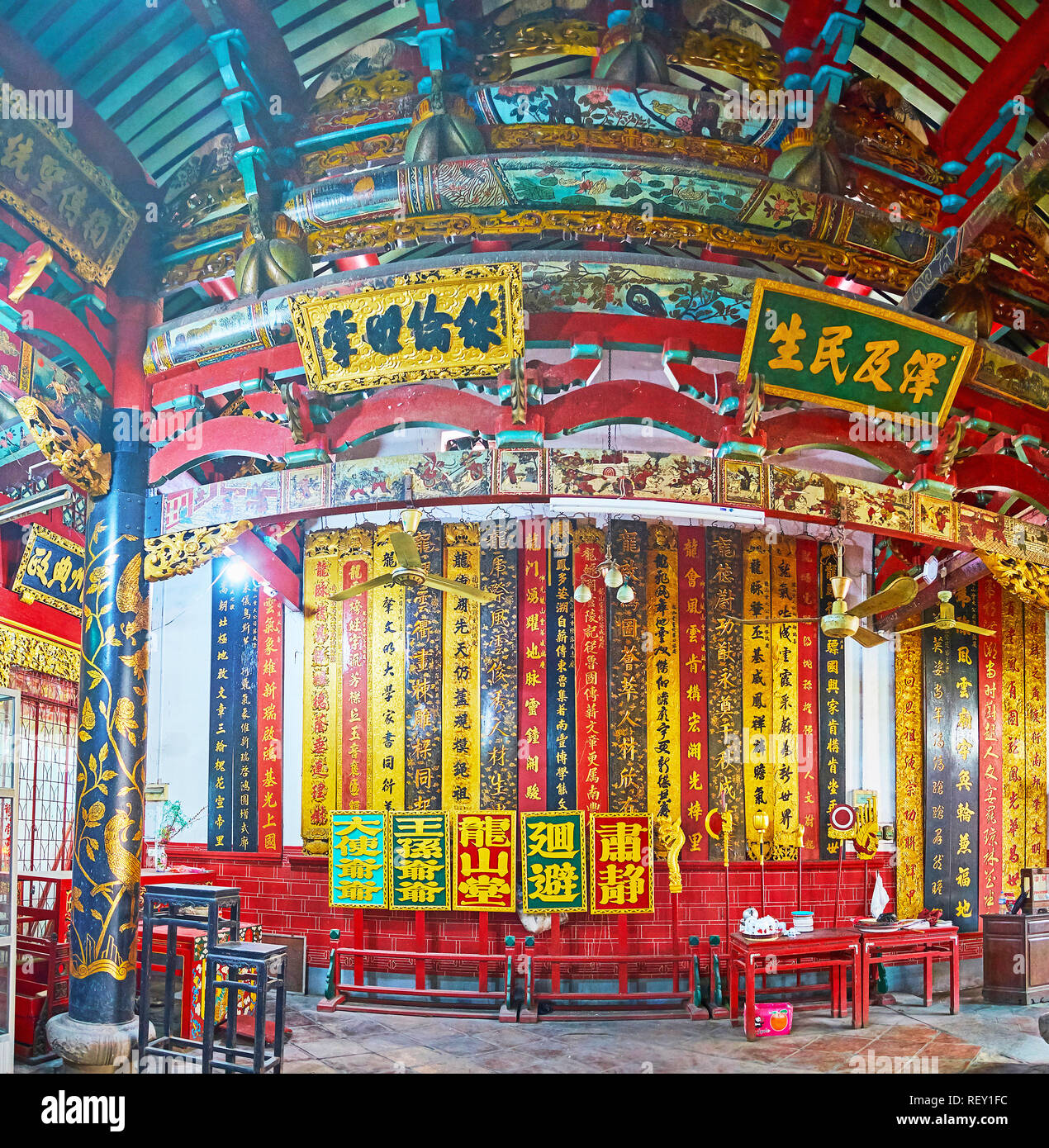 YANGON, MYANMAR - février 17, 2018 : Panorama de la salle de prière du Temple de Long Shan Tang Clan avec des conseils scolaires et calligraphiques ceil en bois sculpté Banque D'Images