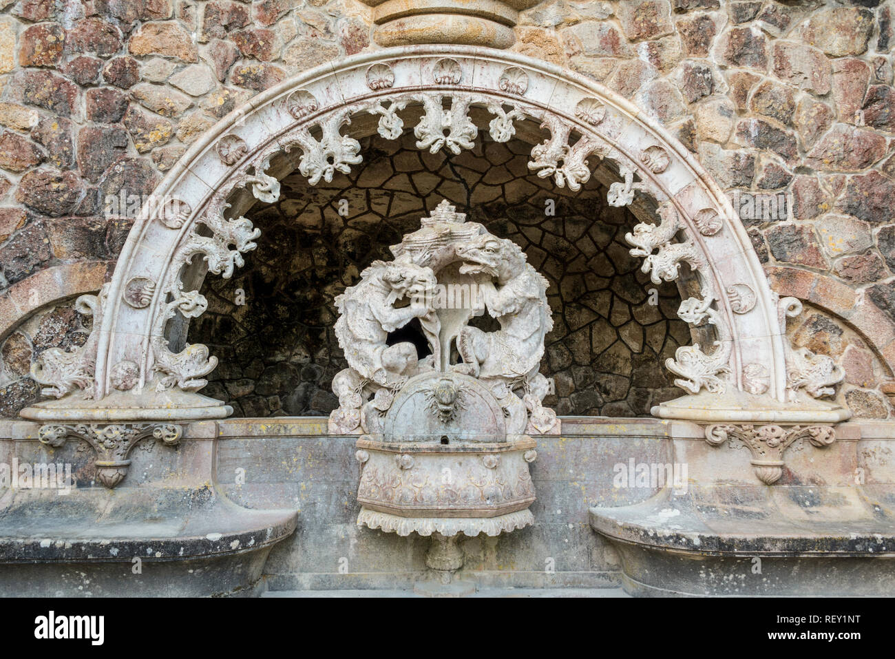 Sculpture dans le Guardian Portail au Quinta de Regaleira park Banque D'Images