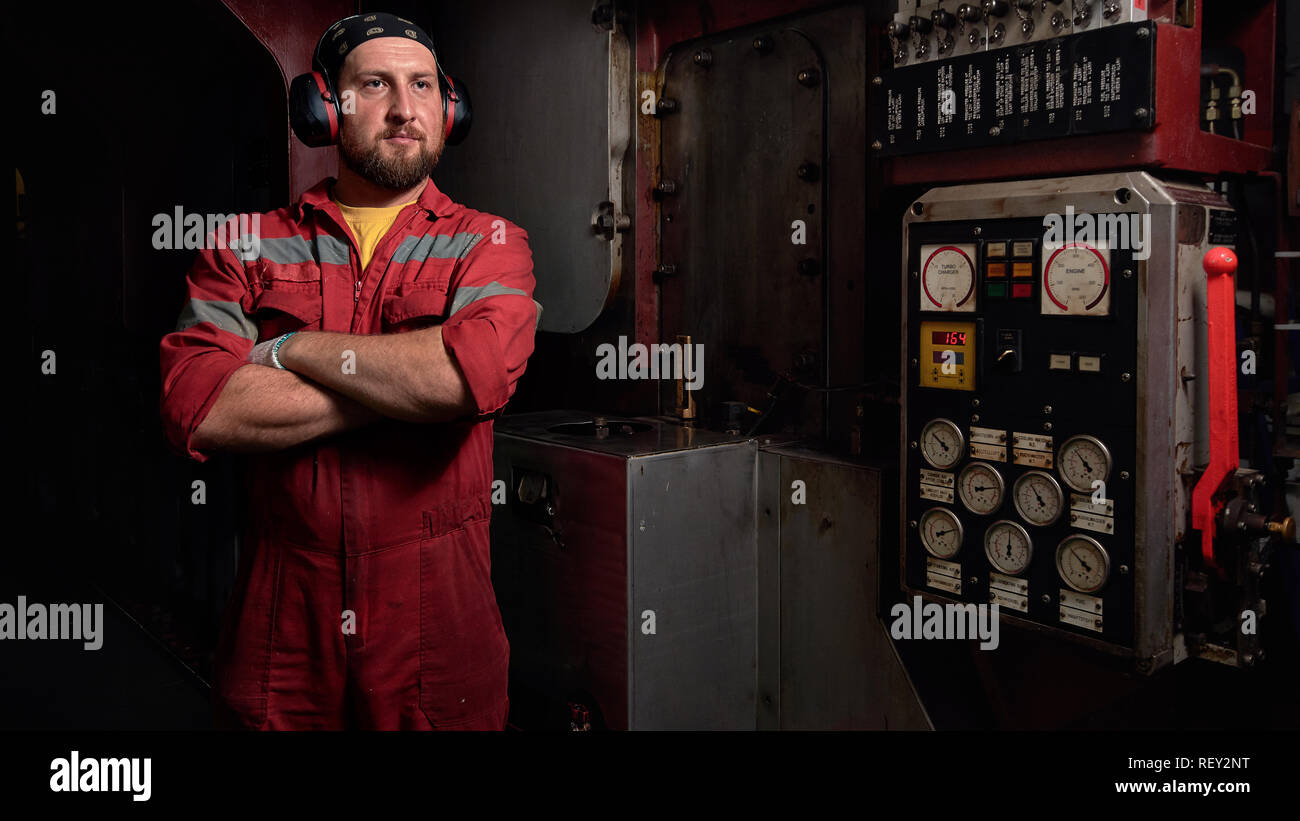 Navire mécanicien moteur principal sur fond sombre. Moteur marin industriel. Salle des machines du navire. D'entretien du navire. Bateau de Moteur. Banque D'Images