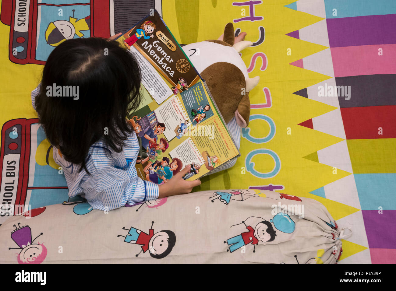 7.12, enfant pyjama, IndonesianBook Banque D'Images