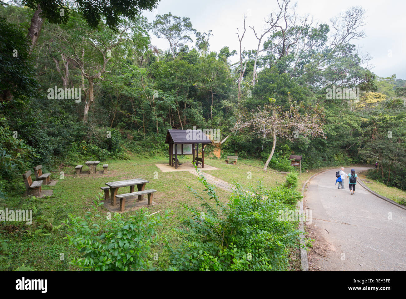 Aire de pique-nique extérieure avec table et bancs au Shing Mun Country Park à Lo Wai, Hong Kong. Banque D'Images
