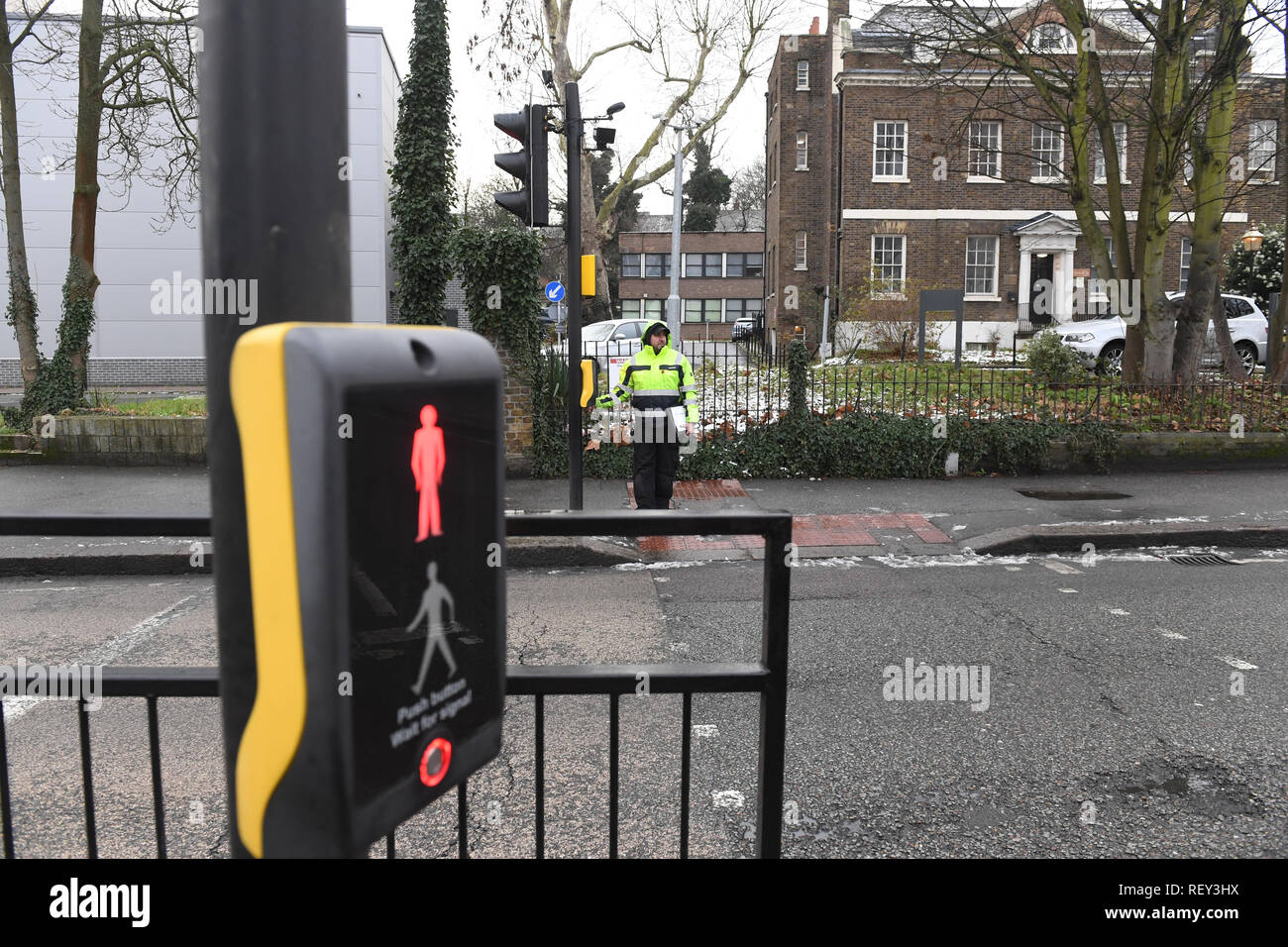 Un enquêteur au travail en forêt, l'Est de Londres, près d'un endroit où 21 ans, est décédé après avoir été frappé par une voiture de police répondant à un appel 999. Banque D'Images