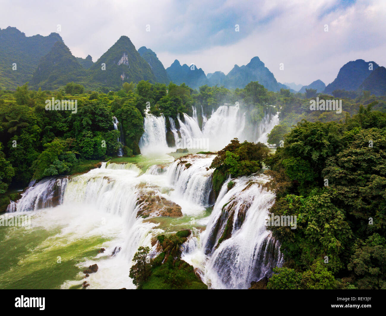 Detian Ban Gioc waterfall sur la frontière entre la Chine et le Vietnam vue aérienne Banque D'Images