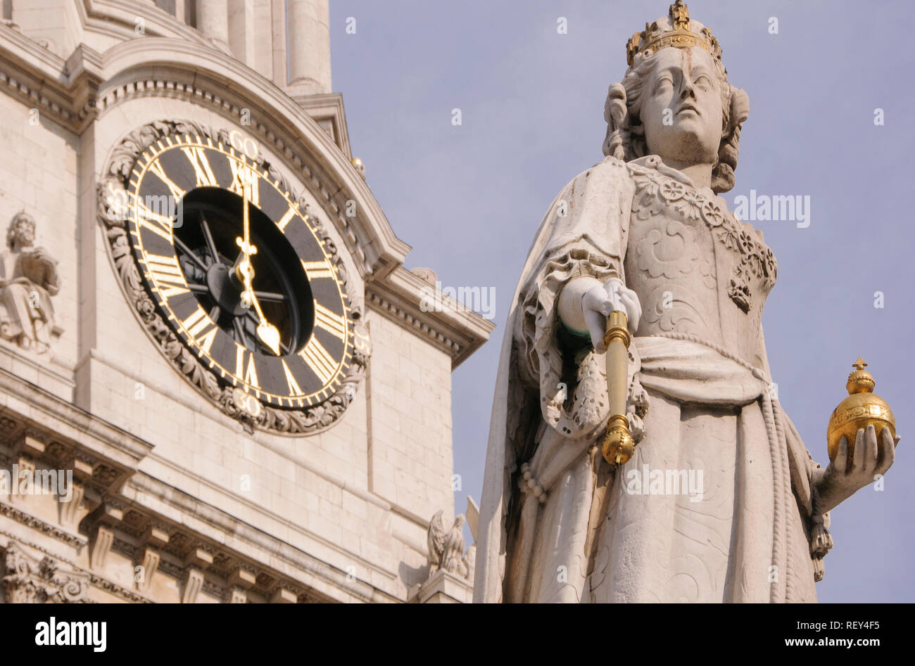 Statue de la reine Victoria à l'extérieur de l'entrée principale de la Cathédrale St Paul à Londres, Angleterre, Grossbritannien, Europa Banque D'Images