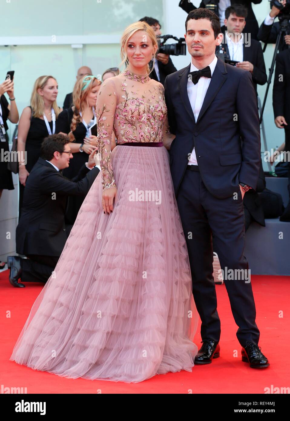 Venise, Italie - 29 août, 2018 : Damien Chazelle et Olivia Hamilton à pied le tapis rouge de l'avant du "premier homme" (Ph : Mickael Chavet) Banque D'Images