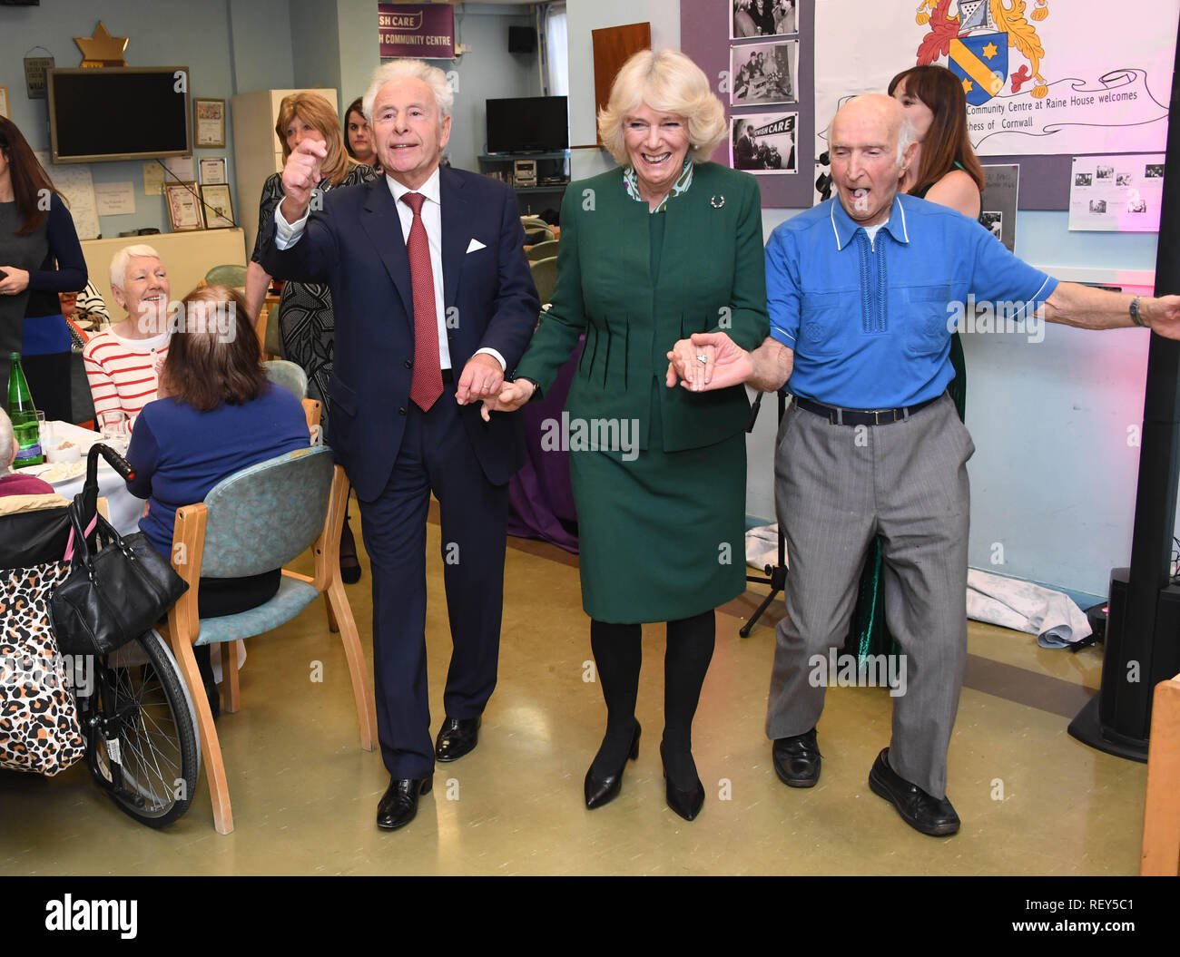 La duchesse de Cornouailles s'associe à une danse qu'elle rencontre les membres du centre, les bénévoles et le personnel de l'aide juive's Centre Brenner dans l'Est de Londres, qu'il célèbre son 80e anniversaire. Banque D'Images