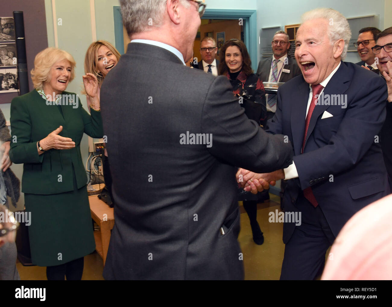 La duchesse de Cornouailles (à gauche) s'inscrit dans une danse comme elle rencontre des membres du centre, les bénévoles et le personnel de l'aide juive's Centre Brenner dans l'Est de Londres, qu'il célèbre son 80e anniversaire. Banque D'Images