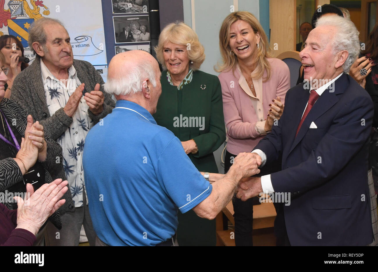 La duchesse de Cornouailles s'associe à une danse qu'elle rencontre les membres du centre, les bénévoles et le personnel de l'aide juive's Centre Brenner dans l'Est de Londres, qu'il célèbre son 80e anniversaire. Banque D'Images