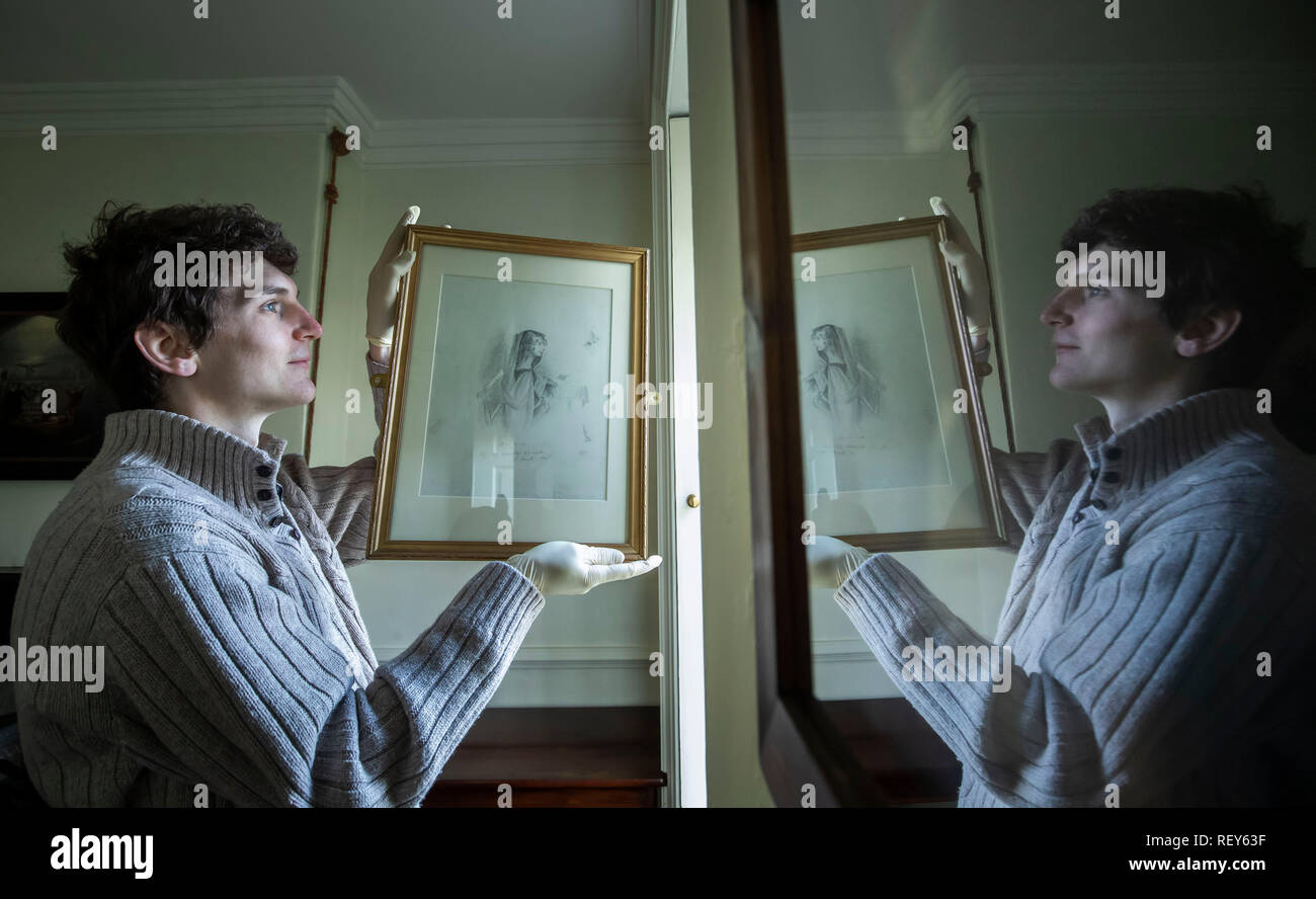 Pete Dilley est titulaire d'un dessin de Anne Bronte par Charlotte Bronte comme il se reflète dans un verre tableau encadré, comme essentielle l'entretien et la conservation des travaux sur le Bronte Parsonage Museum de Haworth, West Yorkshire, dans la perspective de la réouverture du musée au public en février. Banque D'Images