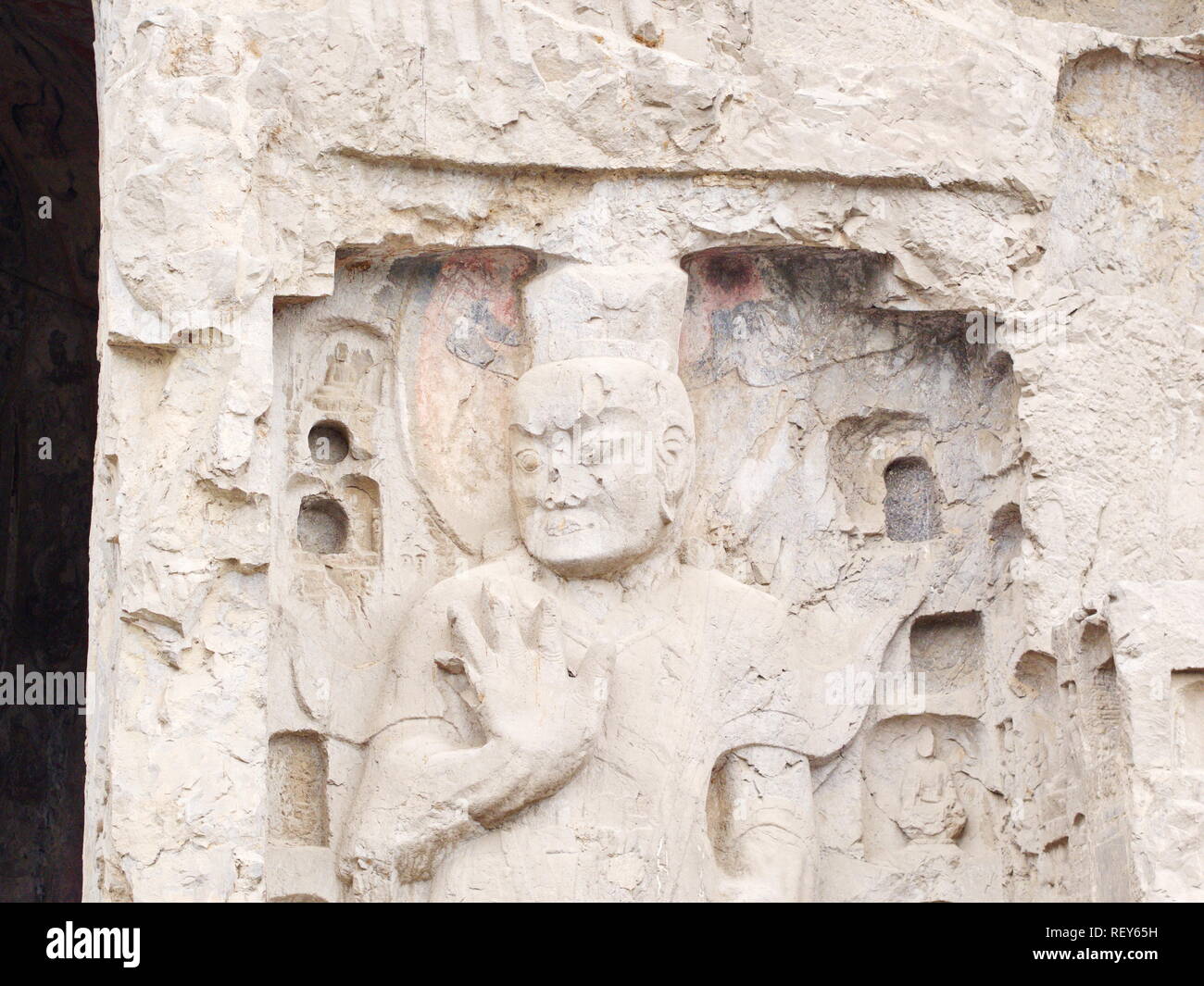 Grottes de Longmen à Luoyang. Bouddha cassée et les grottes et sculptures de pierre dans les grottes de Longmen à Luoyang, Chine. Prises en octobre 2018 14. Banque D'Images