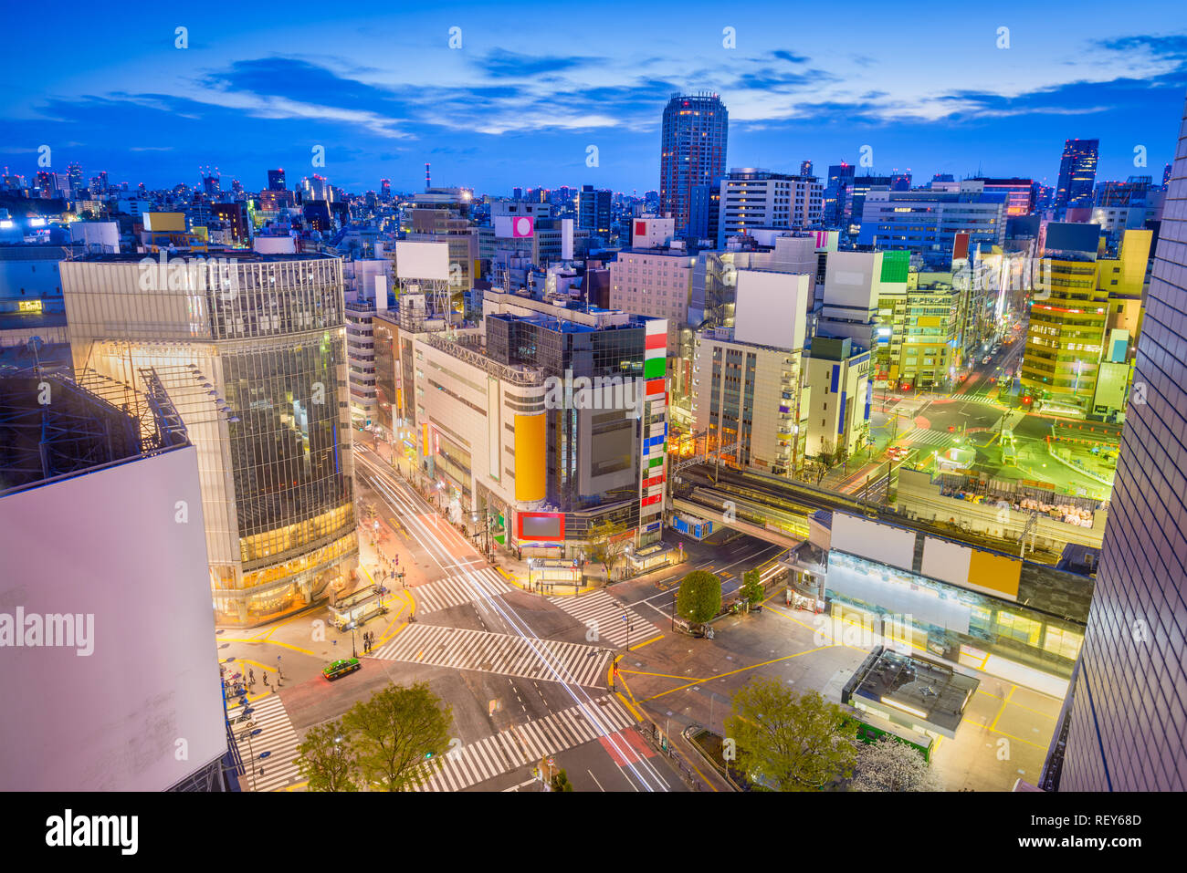 Tokyo, Japon ville plus de croisement de Shibuya au crépuscule. Banque D'Images