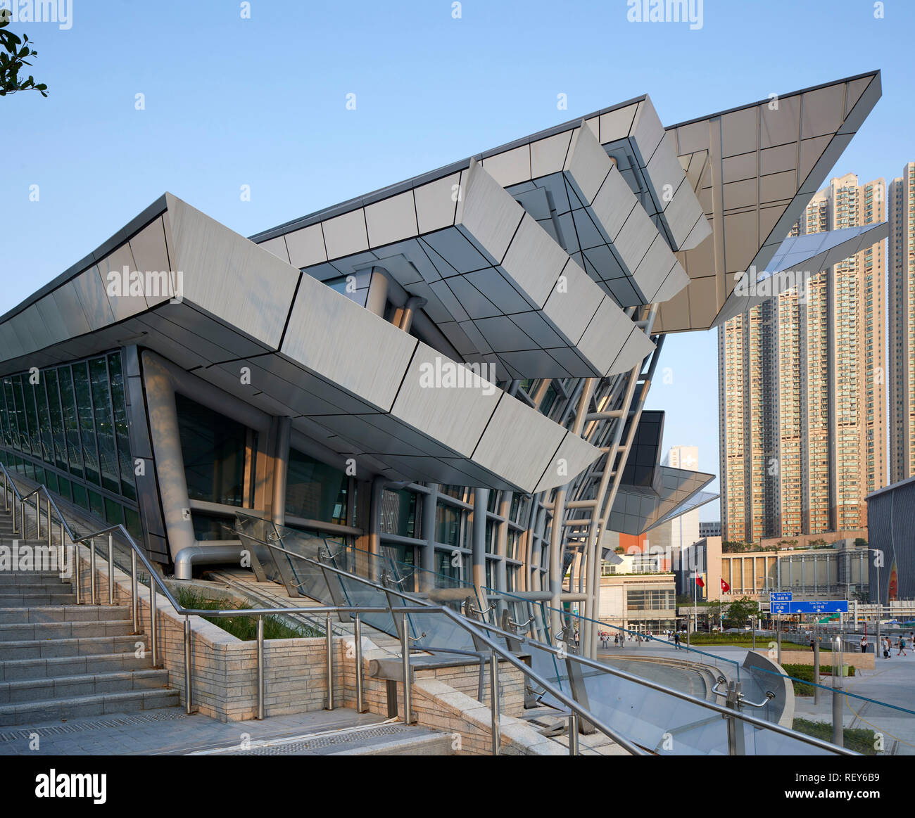 Vue de côté. La gare de West Kowloon, Hong Kong, Chine. Architecte : Andrew Bromberg Aedas, 2018. Banque D'Images