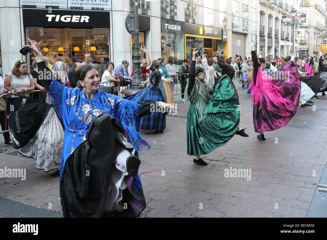 Groupe de danse pays rural les femmes en robe folklorique typiquement espagnol au cours d'un défilé de reconstitution (Ofrenda de flores) en 2017 festival Pilares Banque D'Images