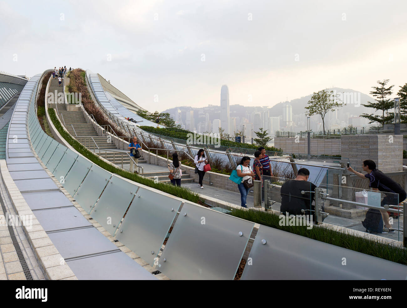 Passage public sur le toit de la station. La gare de West Kowloon, Hong Kong, Chine. Architecte : Andrew Bromberg Aedas, 2018. Banque D'Images