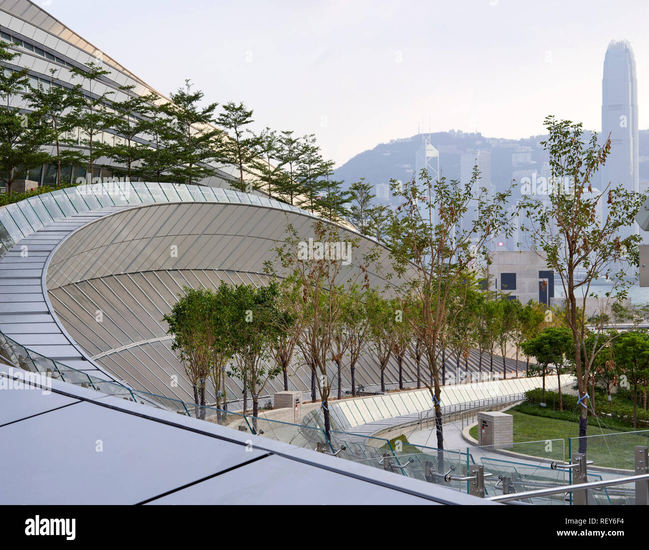 Passage public sur le toit de la station. La gare de West Kowloon, Hong Kong, Chine. Architecte : Andrew Bromberg Aedas, 2018. Banque D'Images