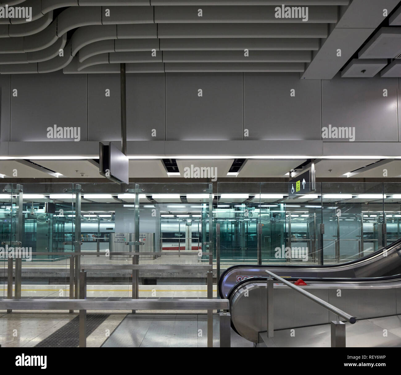 Plate-forme du train. La gare de West Kowloon, Hong Kong, Chine. Architecte : Andrew Bromberg Aedas, 2018. Banque D'Images