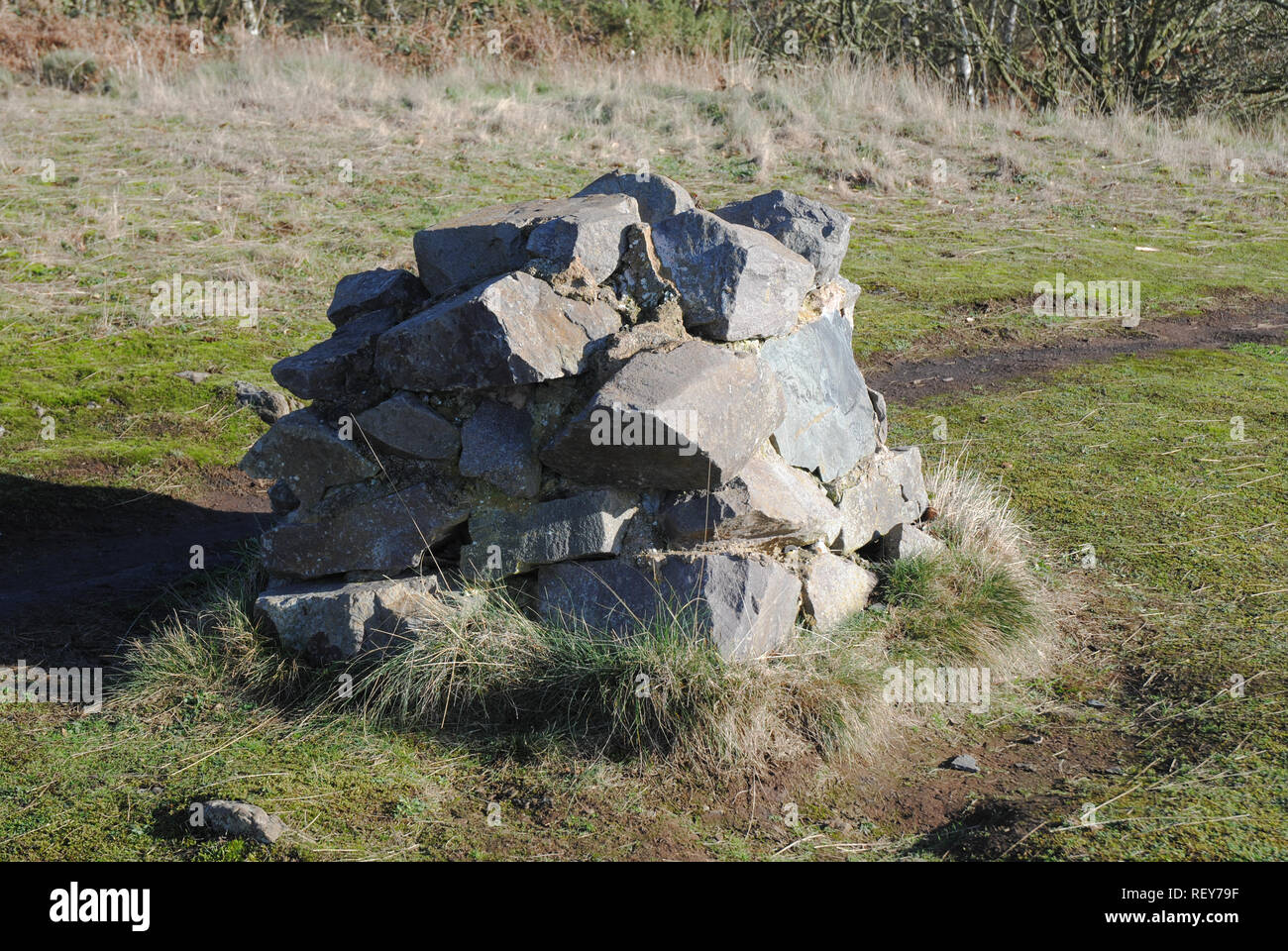 Un cairn sur le côté ouest de la colline de Haughmond construire altérée de la pierre près de l'un des chemins Banque D'Images
