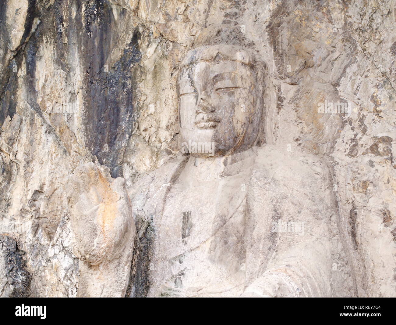 Grottes de Longmen à Luoyang. Bouddha cassée et les grottes et sculptures de pierre dans les grottes de Longmen à Luoyang, Chine. Prises en octobre 2018 14. Banque D'Images