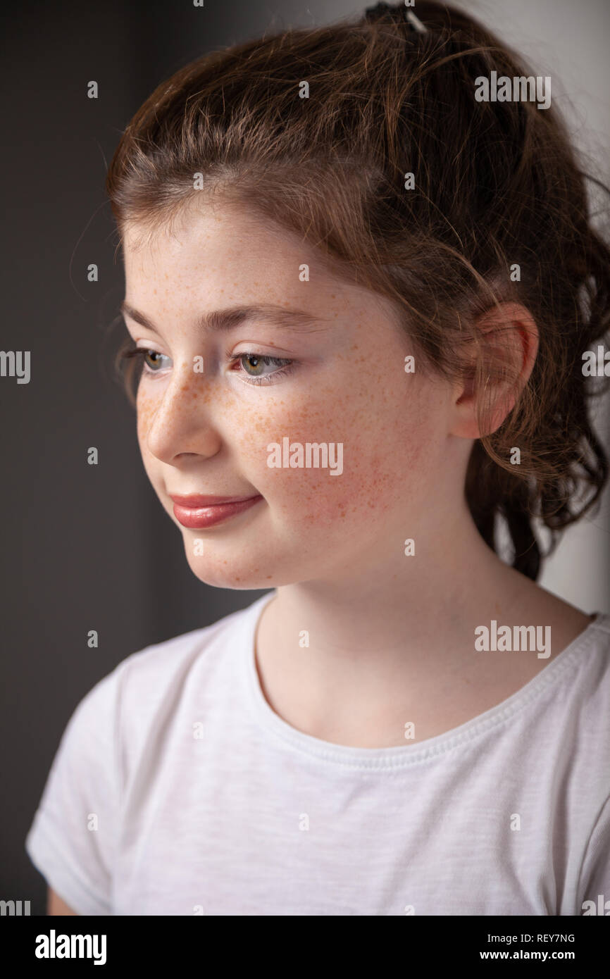 Portrait de jolie jeune fille de 10 ans écossais avec des taches de rousseur. Banque D'Images