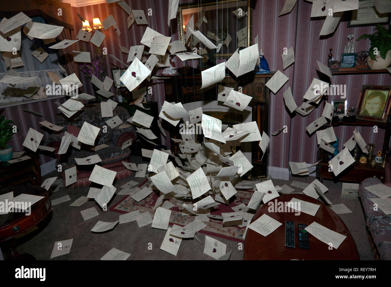 Des centaines de lettres qui arrivent comme par magie pour Harry Potter