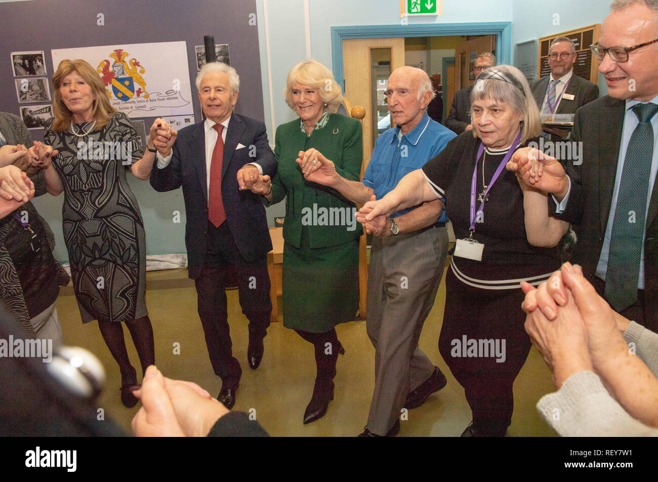 La duchesse de Cornouailles (centre) s'associe à une danse avec Lord Levy (centre gauche), elle rencontre les membres du centre, les bénévoles et le personnel de l'aide juive's Centre Brenner dans l'Est de Londres, qu'il célèbre son 80e anniversaire. Banque D'Images