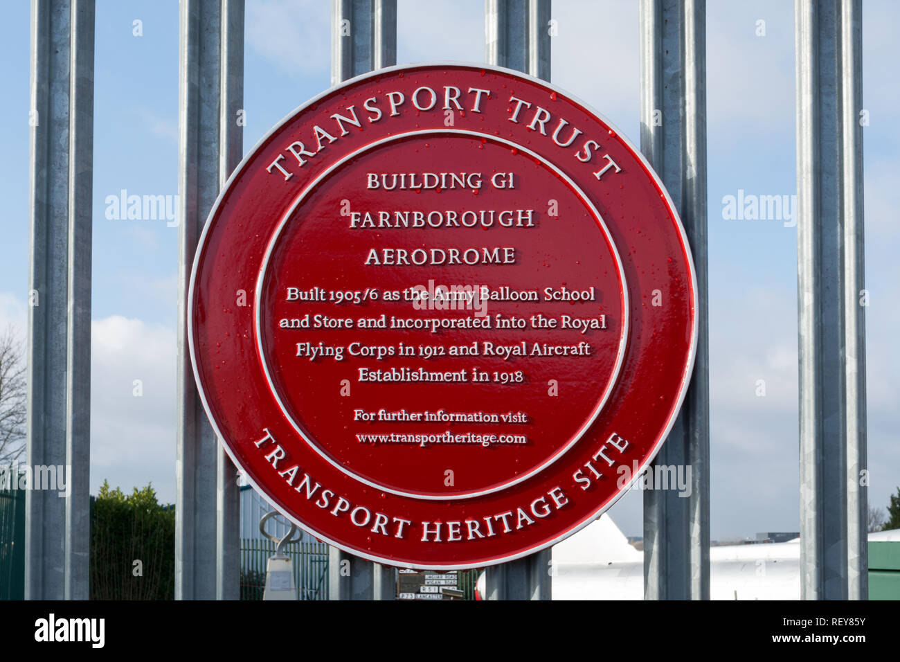 Site du patrimoine de transport rouge roue rouge (plaque) à l'extérieur de la fiducie Farnborough Air Sciences (RAPIDE) musée reconnaissant le bâtiment G1 de l'Aérodrome de Farnborough Banque D'Images