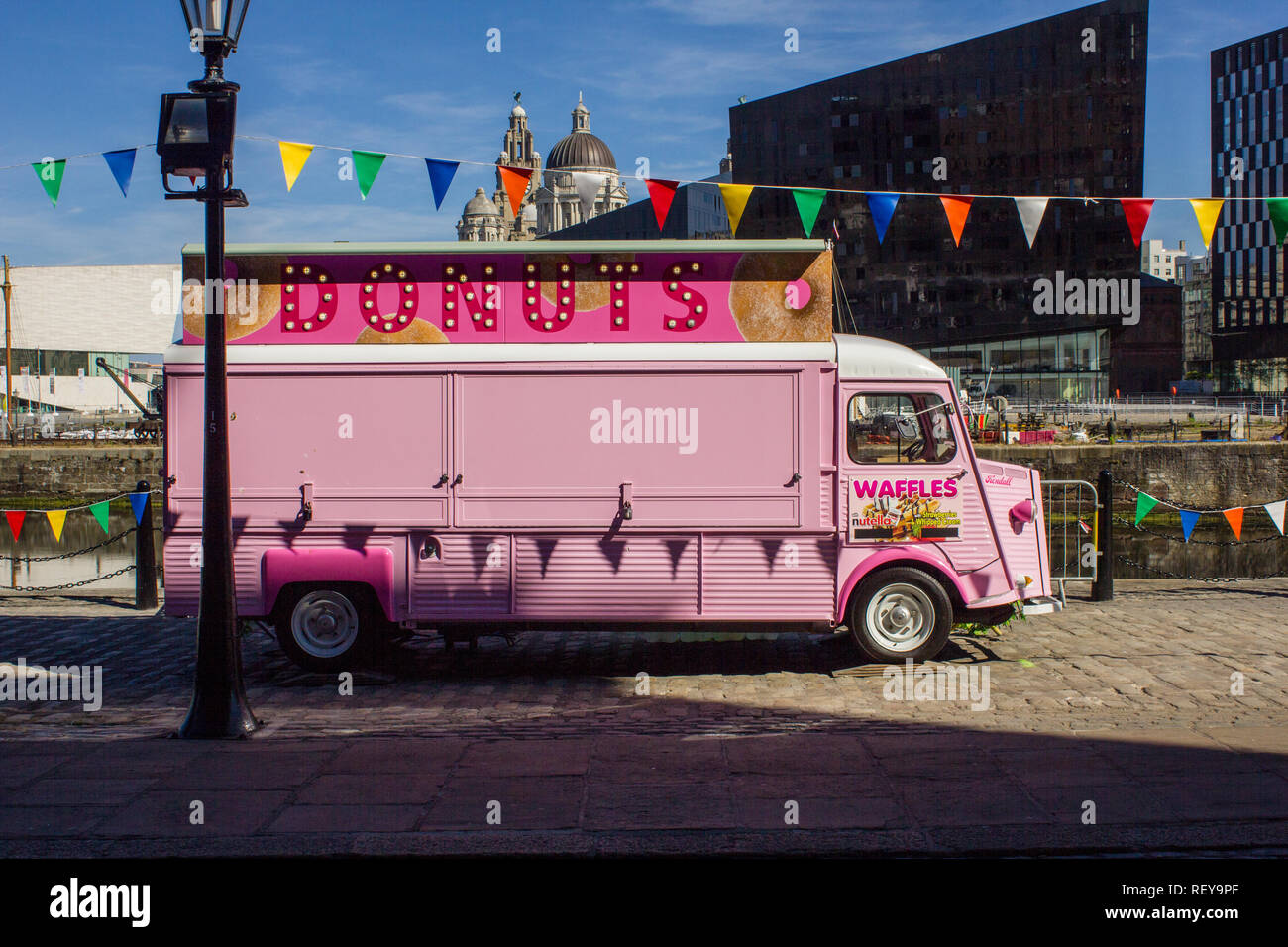 Donut rose Van, Albert Dock, Liverpool Banque D'Images