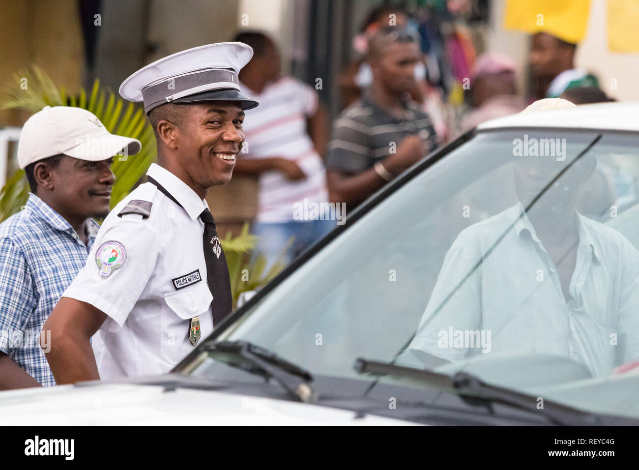 Nosy Be, Madagascar - Janvier 17th, 2019 : un policier, membre de la Police Nationale Magalasy, debout dans les rues de Nosy Be, Madagascar. Banque D'Images