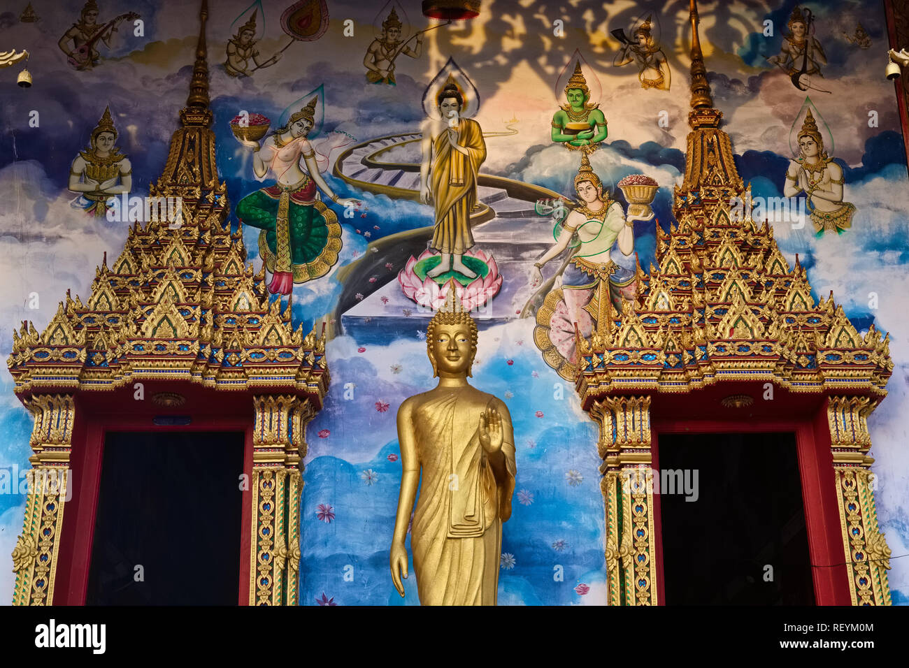 L'entrée principale de Wat Phra Nang Sang, Thalang, Phuket, Thaïlande, une statue d'un bouddha affichant le mudra (geste) de dissiper la crainte (Abhaya) Banque D'Images