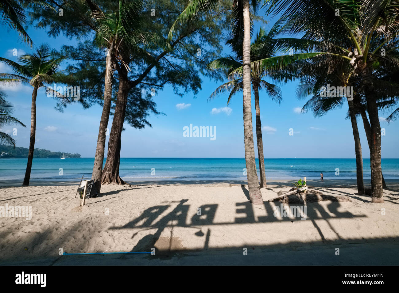 Tôt le matin ar Kamala Beach, Phuket, Thaïlande, le logo de Smile Bar vu comme une ombre dans le sable Banque D'Images