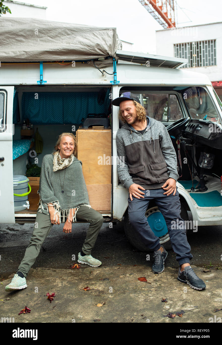 Camping-car VW vertical avec un jeune couple voyageur européen. Mode de vie (voyage, portrait de l'environnement usage éditorial). Medellin, Colombie. Sep 2018 Banque D'Images