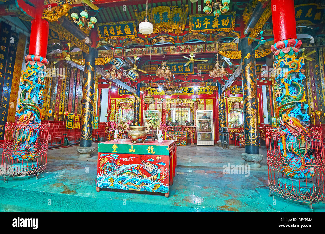 YANGON, MYANMAR - février 17, 2018 : l'intérieur richement décoré de Long Shan Tang Clan Temple avec des colonnes de secours, conseils, tra calligraphique chinois Banque D'Images